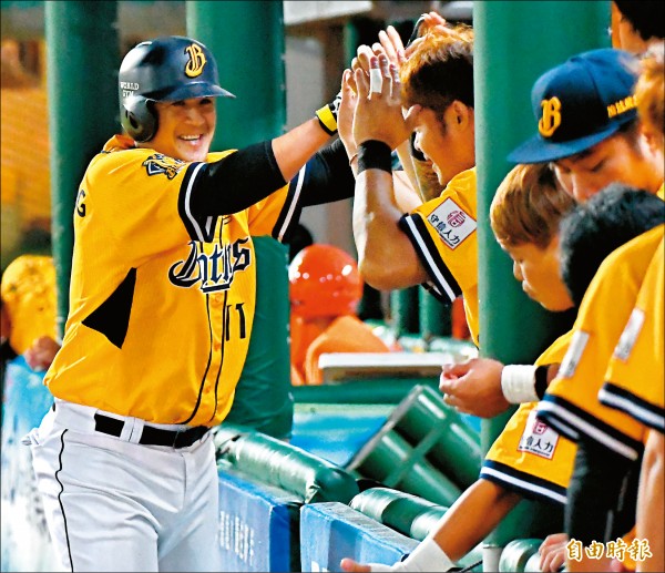 蔣智賢2局上擊出右外野方向陽春全壘打，是本季第17支。（記者黃志源攝）