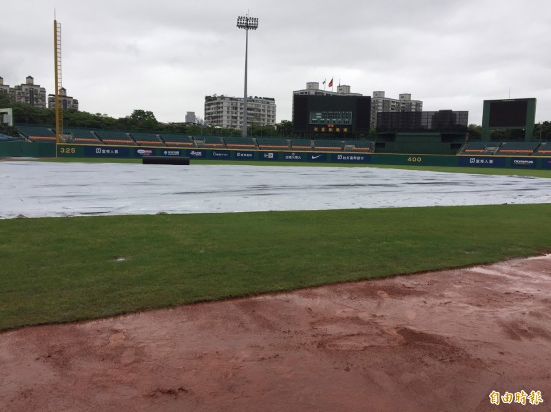 今天13：05新莊富邦悍將對Lamigo桃猿午場賽事，因雨延賽。（記者羅志朋攝）