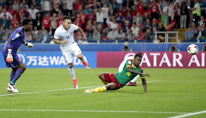 瓦爾加斯（中）門前補射得手。（美聯社）