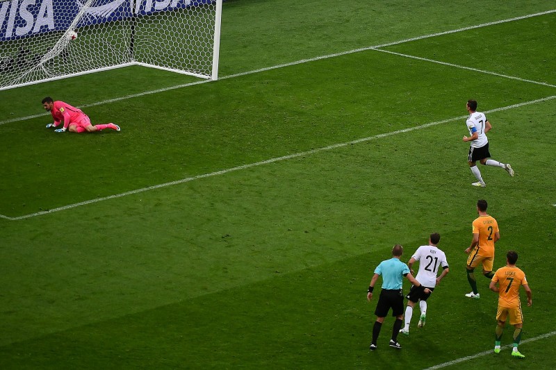 德拉克斯勒（右上）踢進12碼罰球。（法新社）