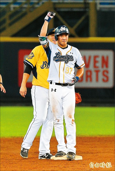 桃猿三壘手梁家榮首次封王戰先發，不只敲回全隊第1分，還有精彩守備演出。（記者陳志曲攝）