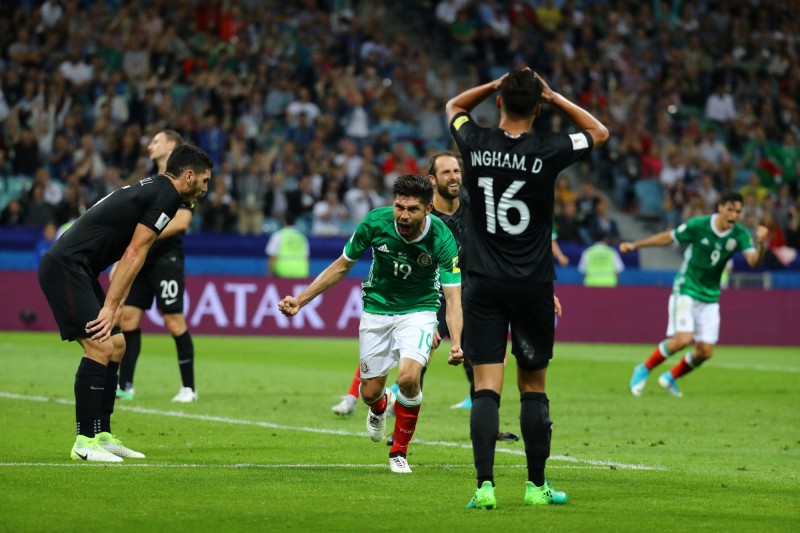 佩拉爾塔（中）踢進墨西哥第2球。（路透社）