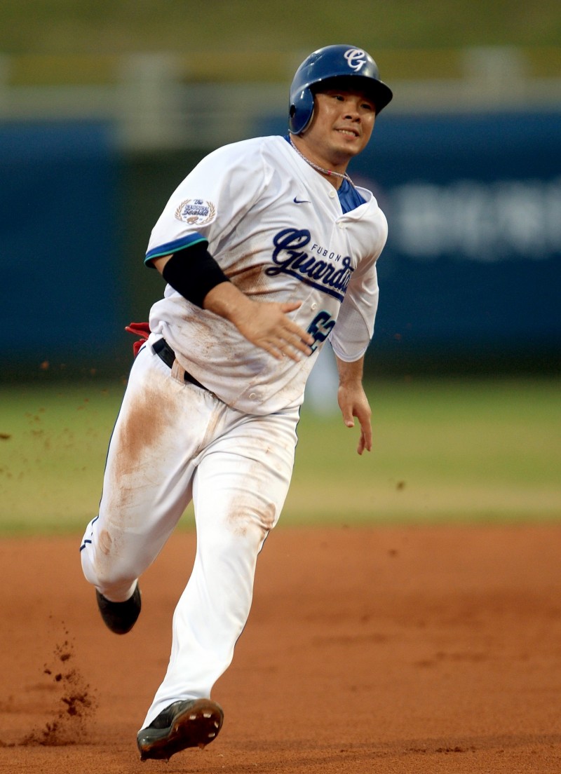 吳宗峻敲出本季第6轟。（記者林正堃攝）