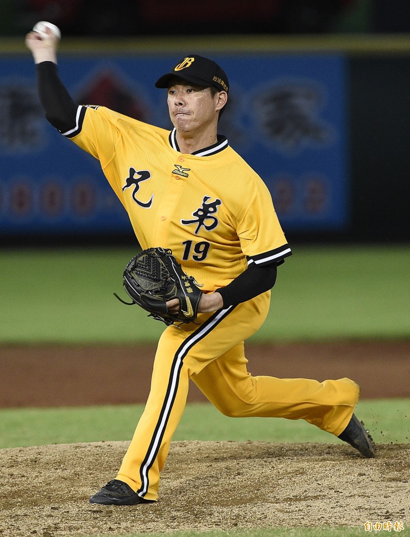 中信兄弟鄭凱文中繼上場。（記者陳志曲攝）