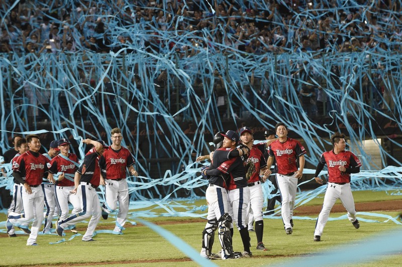 桃猿勇奪上半季冠軍。（記者陳志曲攝）