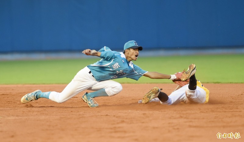 嘉義東石差一分下，羅莘亭盜二壘，被阻殺出局。因無直播，沒有輔助判決下，這個出局難以判斷成敗。（記者廖耀東攝）