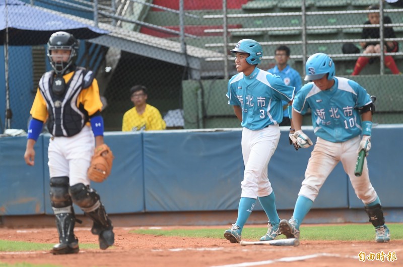 二下，新北孫易伸靠著投手暴投，攻回分數。（記者廖耀東攝）
