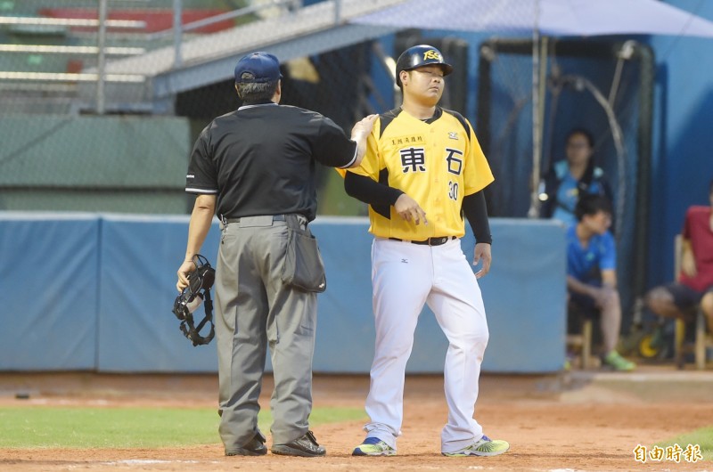 東石教練被主審安慰，無直播不輔助判決。（記者廖耀東攝）