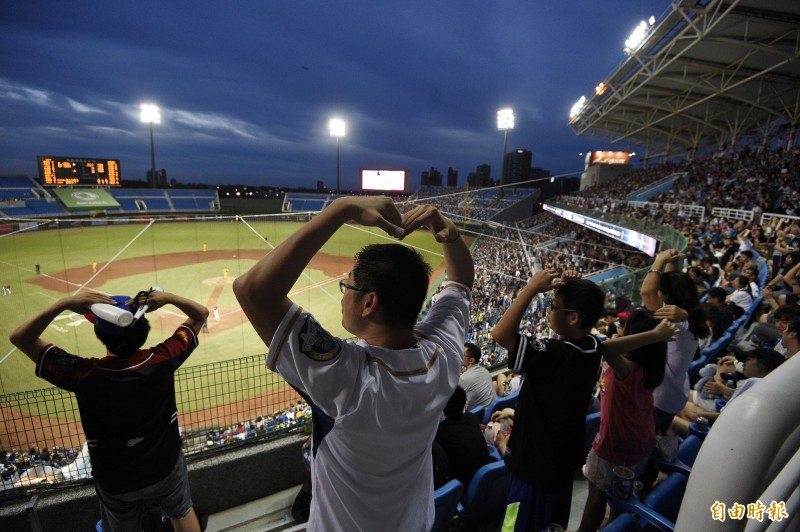 中信兄弟對Lamigo桃猿之戰，桃園棒球場湧入上萬球迷。（記者陳志曲攝）