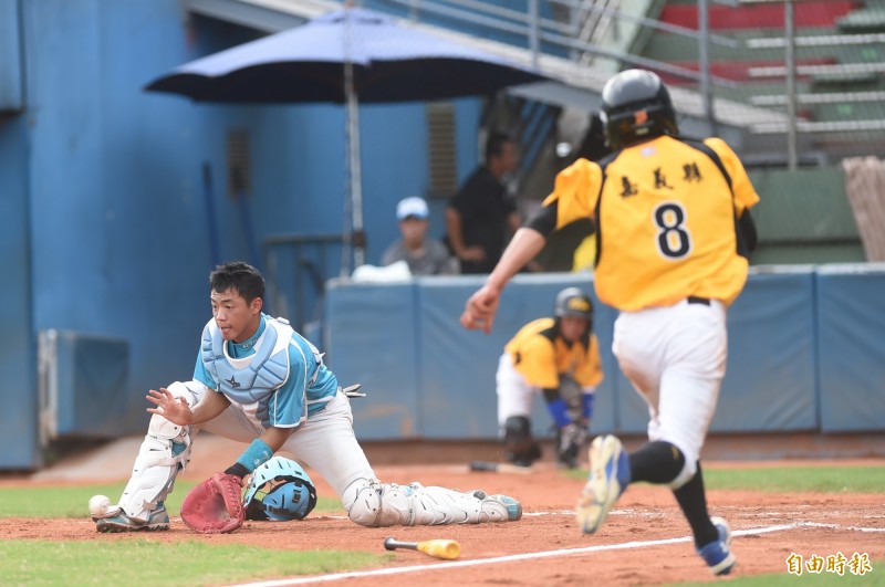 二局上，朱麥可靠隊友安打，攻回本壘取得分數，新北捕手蘇煒智接球時已不及阻殺。（記者廖耀東攝）