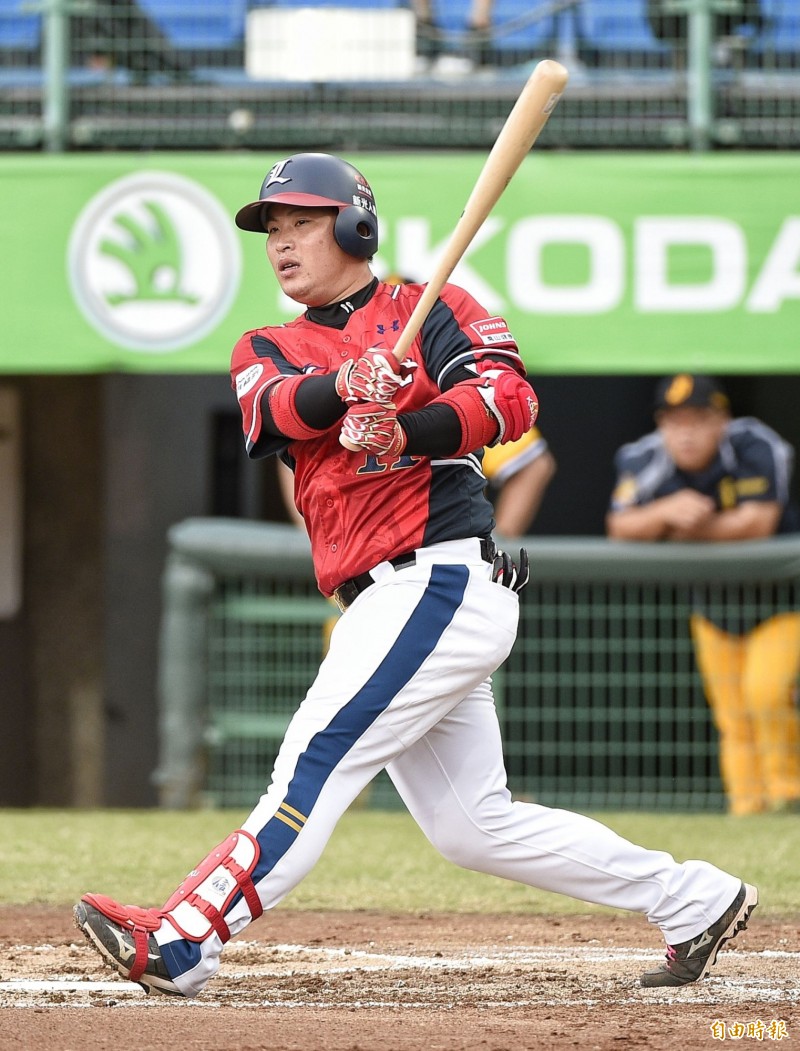 林泓育二壘安打，兩分打點。（記者陳志曲攝）