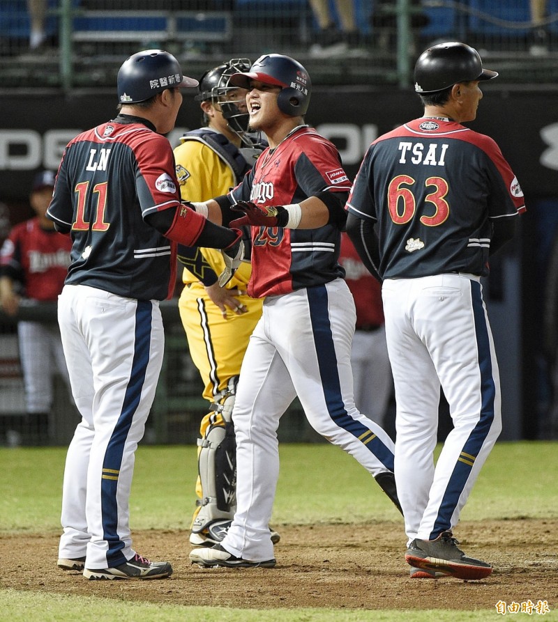 陳俊秀擊出超前兩分砲。（記者陳志曲攝）