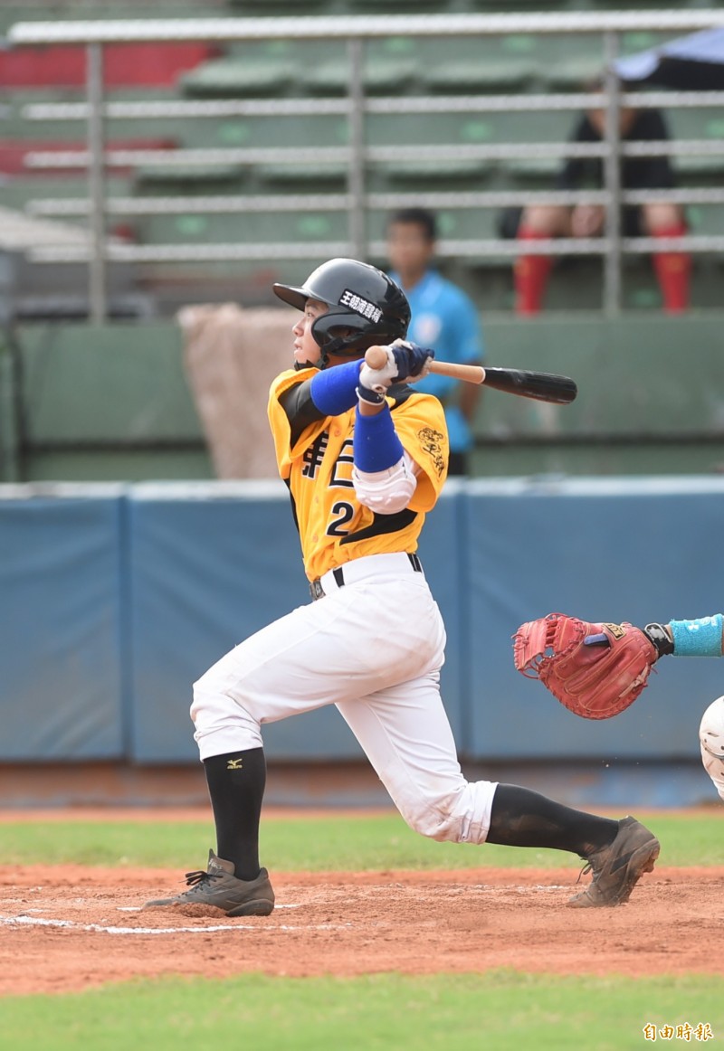 嘉縣蔡岡峰敲出帶有打點安打。（記者廖耀東攝）