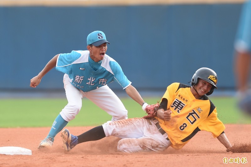 嘉縣東石朱麥可盜壘失敗，卻被判安全上壘，新北游擊手劉致榮露出不可置信的表情。（記者廖耀東攝）