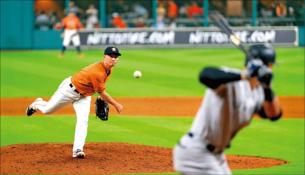 青木（左）昨登板客串投手，解決洋基全壘打王「法官」賈吉（右）。（美聯社）