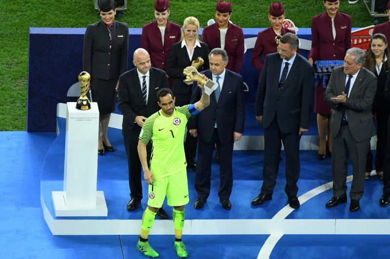 智利守門員布拉沃以5場掉3球、4強PK戰連3撲的表現贏得本屆金手套獎。（法新社）