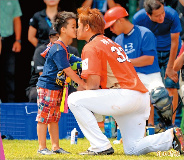 林智勝兒子(左)獻吻為他加油。(記者林正堃攝) 林智勝兒子(左)獻吻為他加油。(記者林正堃攝)