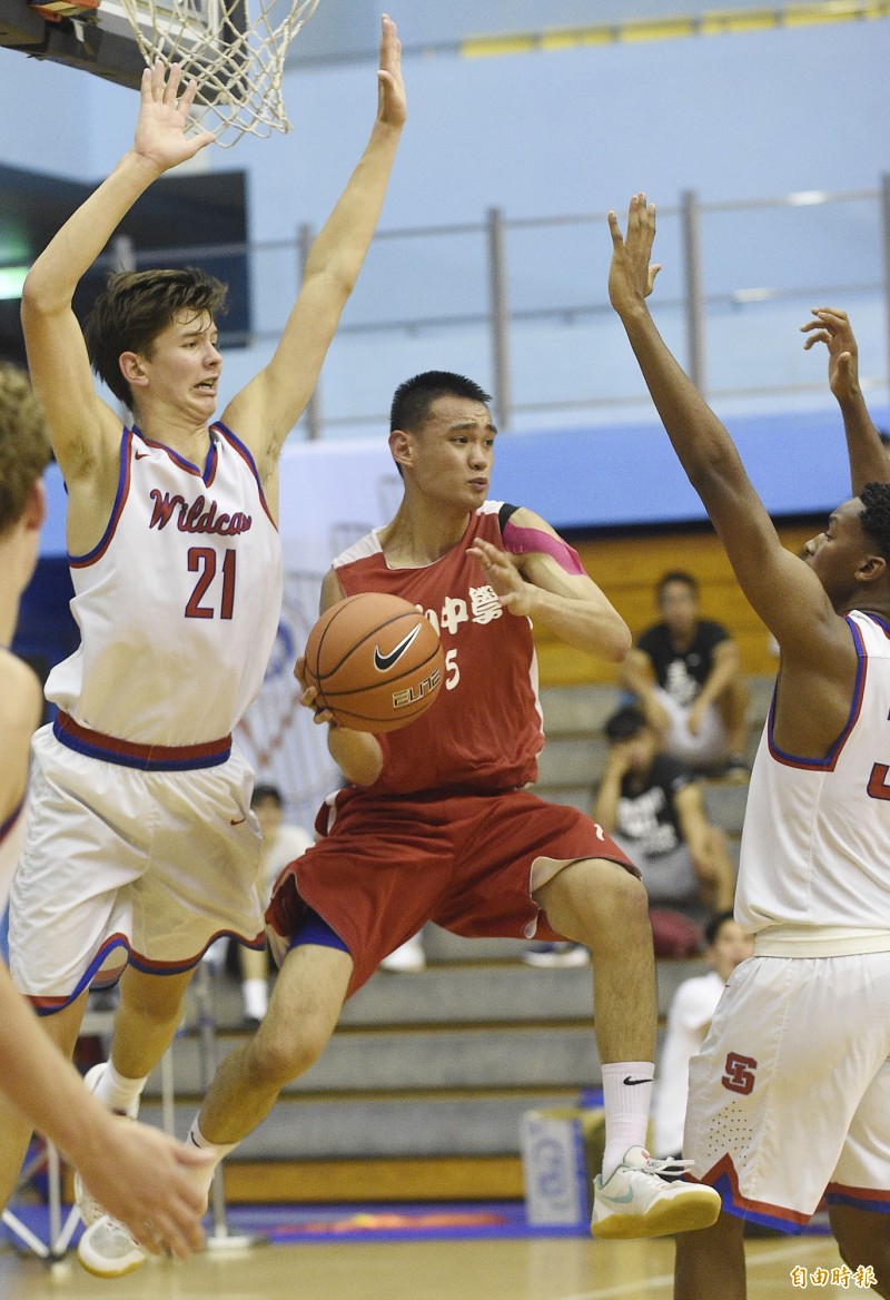 南山高中張鎮衙拿下全隊最高分。（記者陳志曲攝）