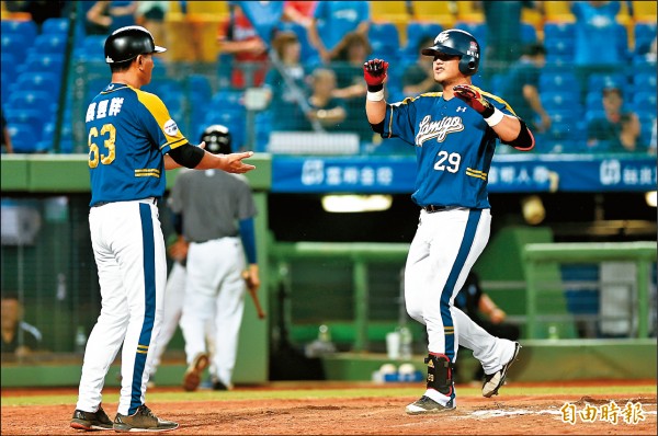 桃猿陳俊秀（右）昨4安、4打點，拿下單場MVP。（記者廖耀東攝）