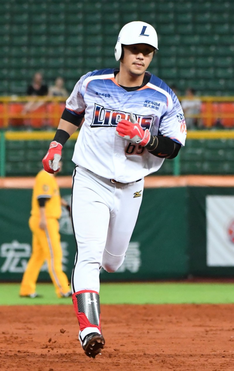 統一獅打者林志祥在3局下擊出右外野陽春全壘打。（記者黃志源攝）