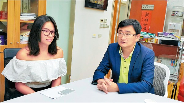 民進黨立委黃國書（右）昨邀請游泳女將丁聖祐（左）到立法院，討論體育改革方向，並替她打氣。（中央社）