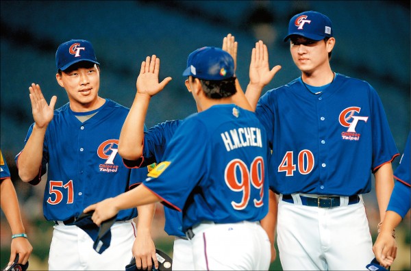 台灣棒壇2大傳奇郭泓志（左）和王建民（右）惺惺相惜。（資料照）