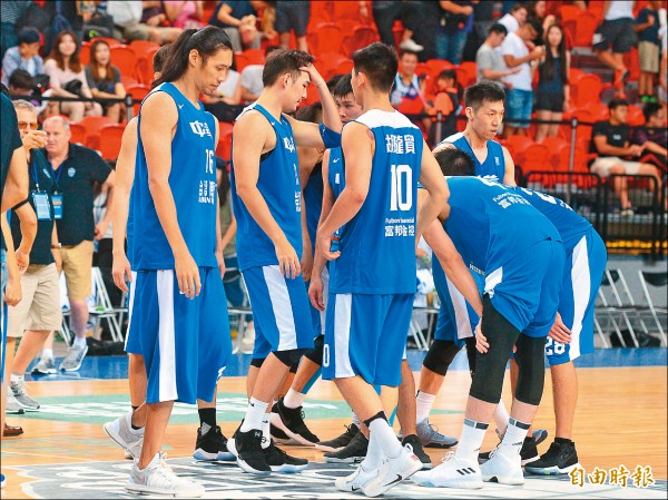 台灣藍隊遭立陶宛飆進15顆三分球，吞下2連敗。（記者王藝菘攝）
