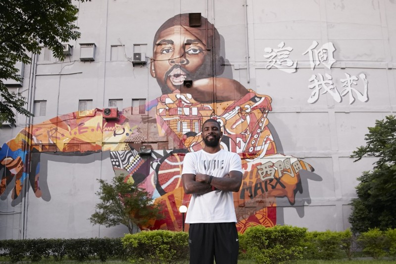 厄文在西門町留下帥氣身影。（NIKE提供）