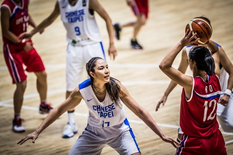 包喜樂（中）對位盧淑英。（取自FIBA官網）