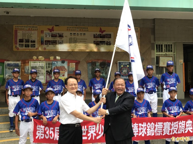 即將遠征東京的講美少棒隊，由縣長陳光復授旗遠征。（澎湖縣政府提供）