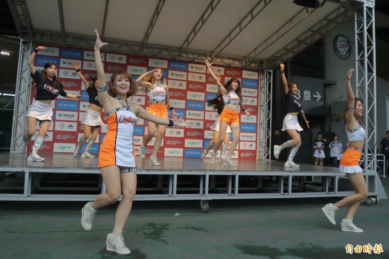 統一X西武「雙獅會」，兩隊啦啦隊女孩都十分吸睛。（圖由統一獅球團提供）