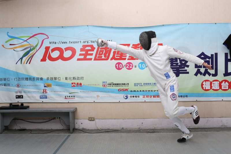 飛刺是擊劍選手的進攻策略之一，可趁對手分神的時候採取飛刺突襲得分。