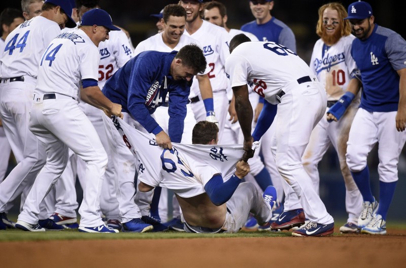 隊友扒光法默球衣慶功。（法新社）