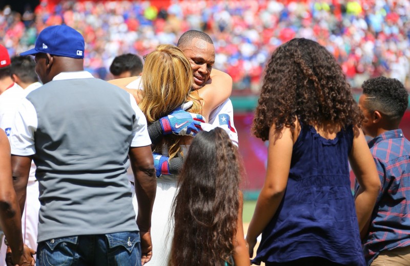 貝爾崔與妻子深情相擁。（法新社）