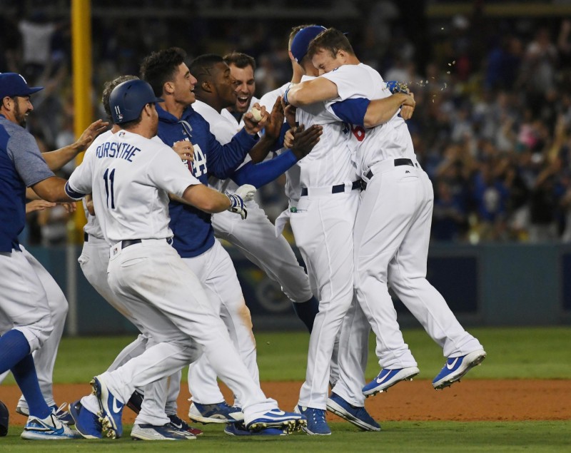 法默與隊友激情相擁。（USA TODAY Sports）