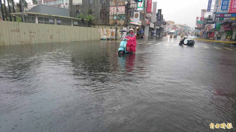 台南多處傳出淹水災情。（記者劉婉君攝）