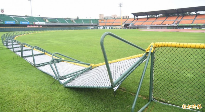 原定在台南棒球場舉行的U12少棒賽，雖然中午只下著毛毛細雨，但因場地不佳，下午比賽再宣佈延賽。（記者黃志源攝）