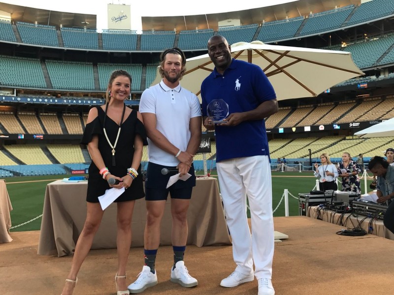 魔術強森（右）希望克蕭（中）能帶領道奇奪冠。（取自推特）