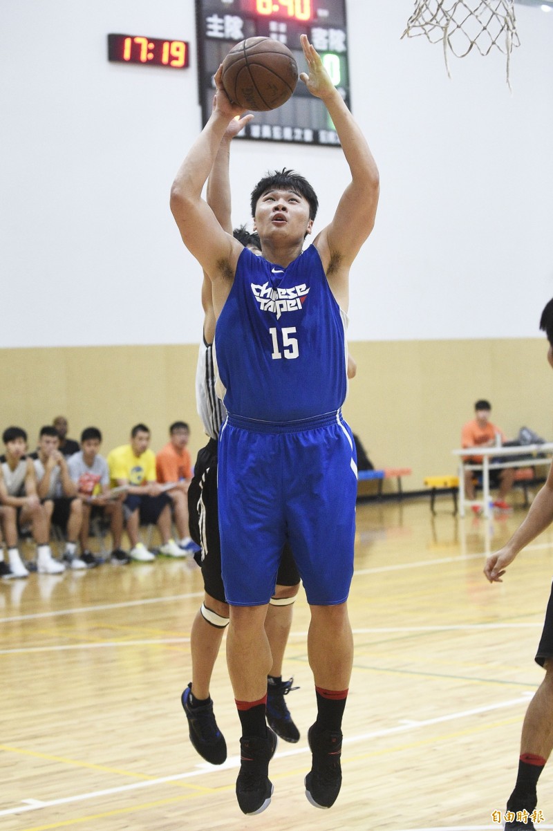 世大運男籃陳冠全搶攻籃框。（記者陳志曲攝）
