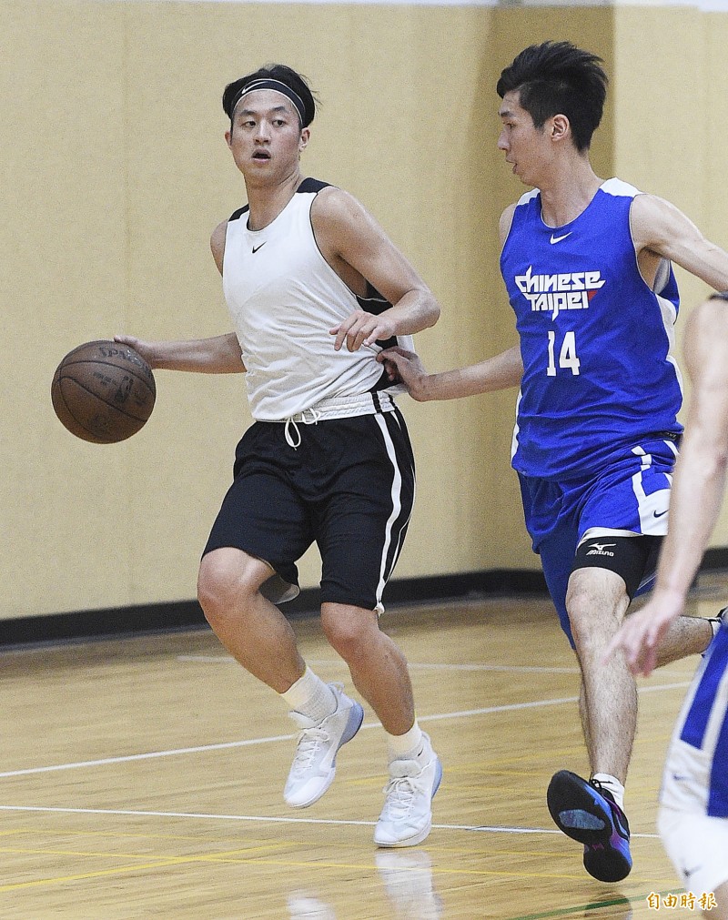  簡偉儒（左）加入璞園，積極融入新隊伍。（記者陳志曲攝）