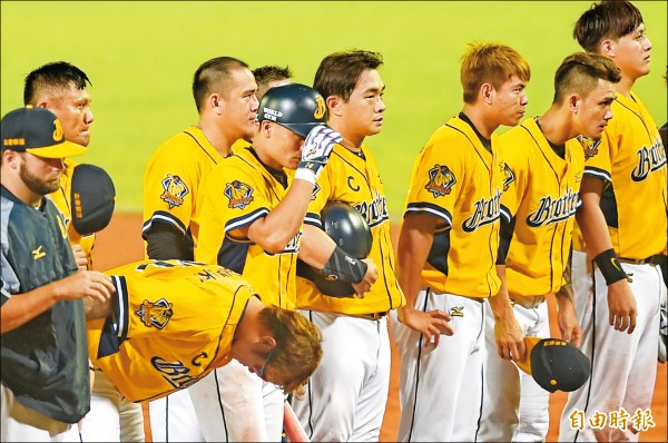 象隊發生三次失誤敗戰，全隊氣氛低迷。（記者廖耀東攝）