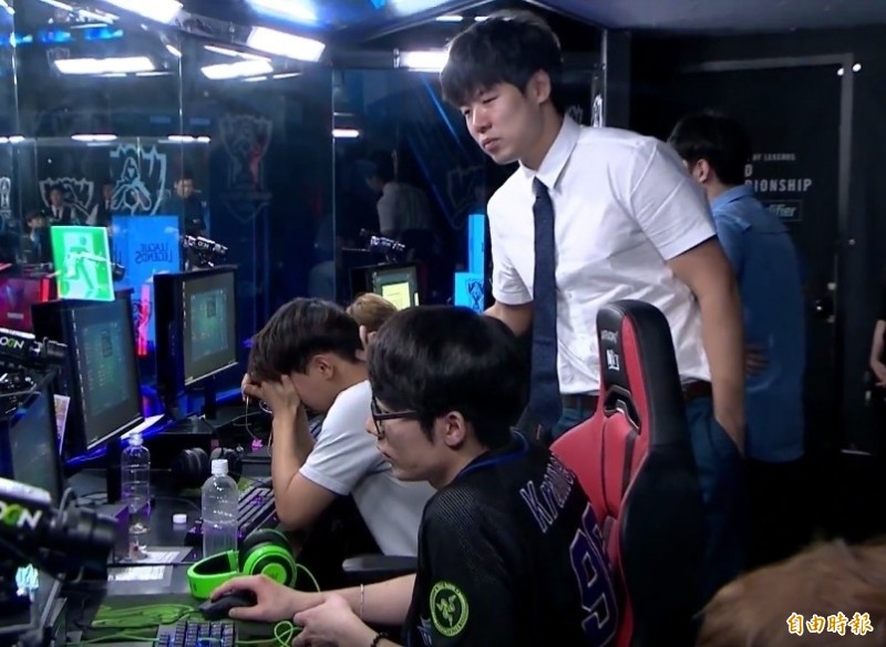 AFS選手抱頭坐在電腦前懊悔。（取自LoL Esports Youtube）