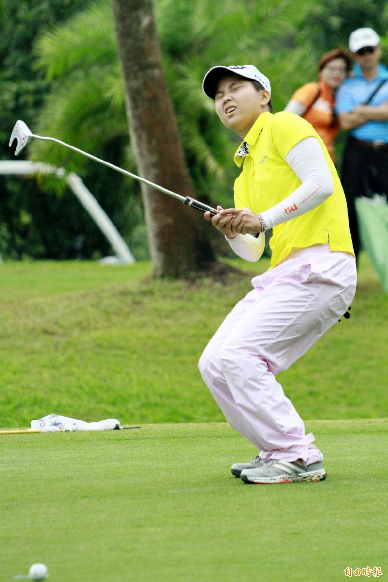TLPGA暨老爺女子公開賽，陳宇茹看著她的球擦過第18洞洞口，錯失追平機會，一臉遺憾。（記者趙新天攝）