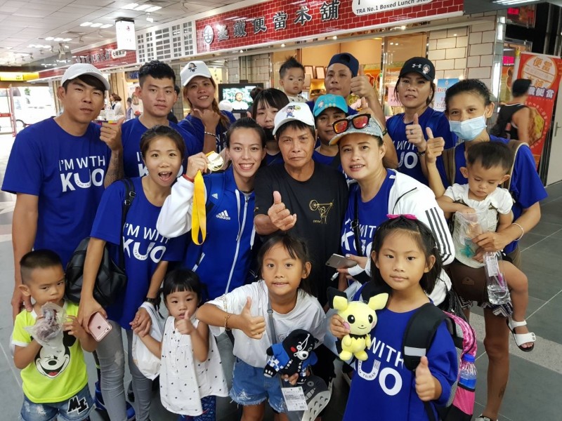 郭婞淳在世大運奪金後，與家人分享金牌的喜悅。（郭婞淳提供）