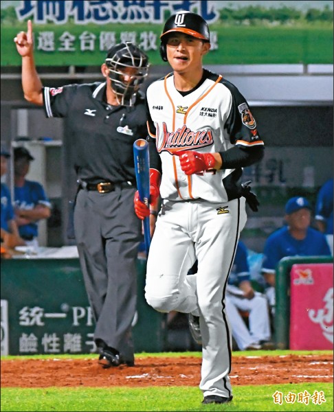 陳傑憲締造連續98打席未被三振的新紀錄。（記者黃志源攝）