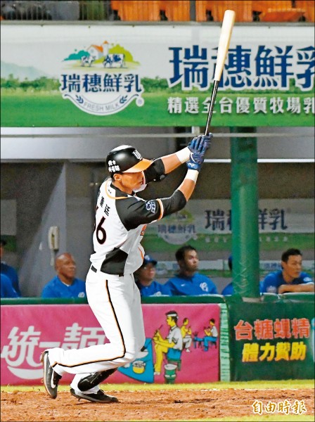 統一陳重廷昨替補上陣，11局下敲出再見安打，一棒結束比賽。（記者黃志源攝）