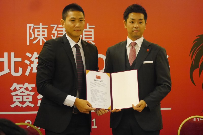 「台灣隊長」陳建禎與日本北海道VOREAS球團本部長池田憲士郎簽約。（記者卓佳萍攝）
