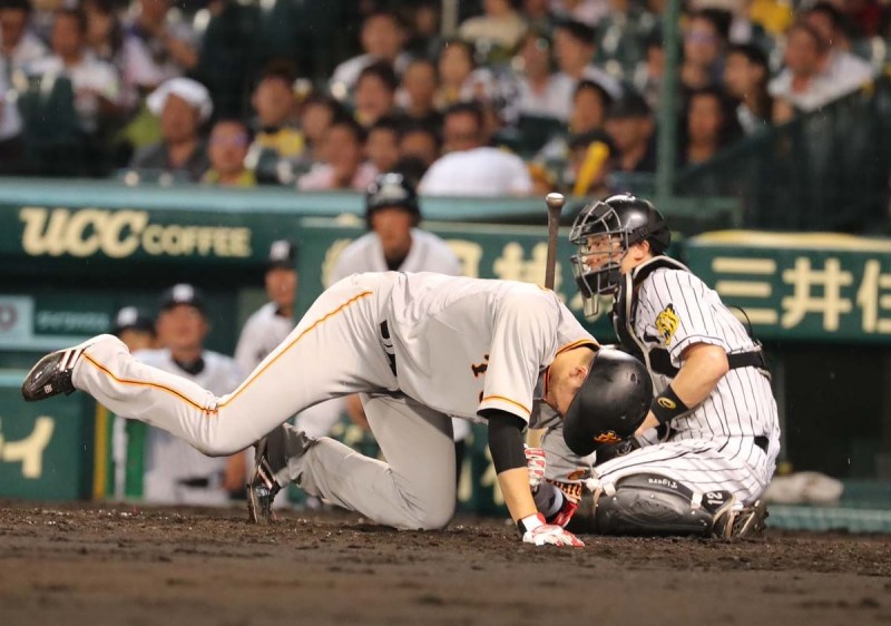 坂本勇人遭藤浪投出觸身球倒地。（取自巨人推特）