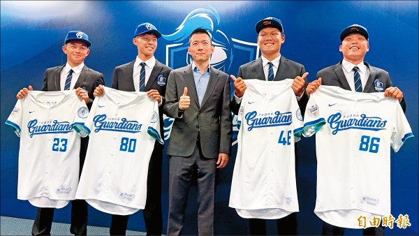 富邦悍將4名新秀加盟，左起為楊晉豪、游霆崴、領隊蔡承儒、范國宸、陳勤宗。（記者劉信德攝）