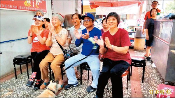 曾仁和的母親（前排右起）、父親和外婆緊張觀看球賽。
（記者洪定宏攝）
